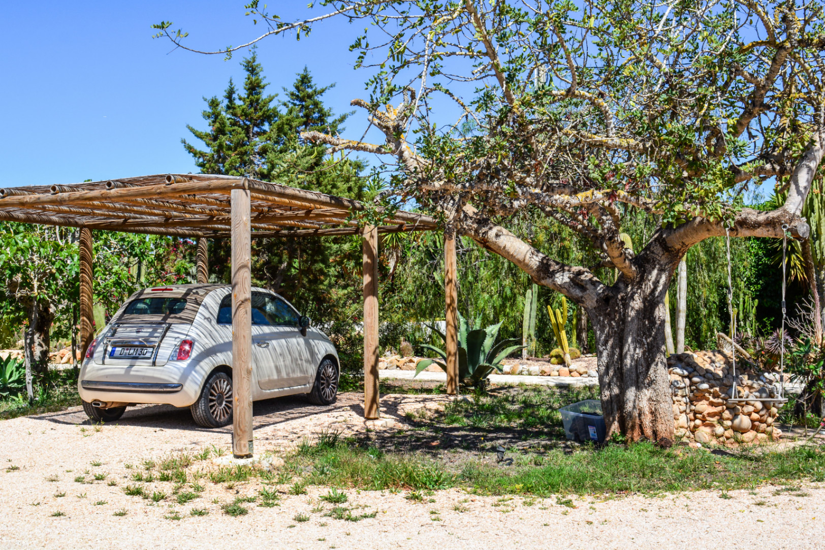 EXCLUSIEVE GERENOVEERDE WONING MET ZWEMBAD EN GROTE PERCEEL IN SAN JORDI