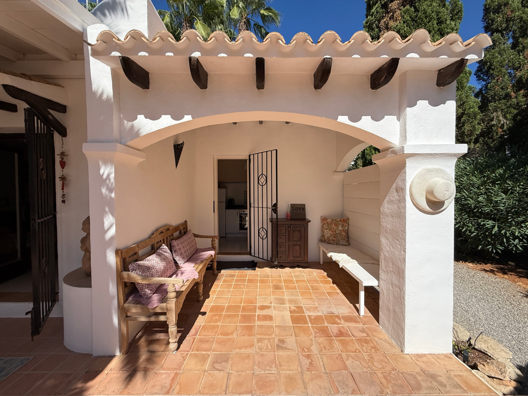Charming house in a complex of only 4 cottages – just a 10-minute walk from Cala Llenya and Cala Nova beach.