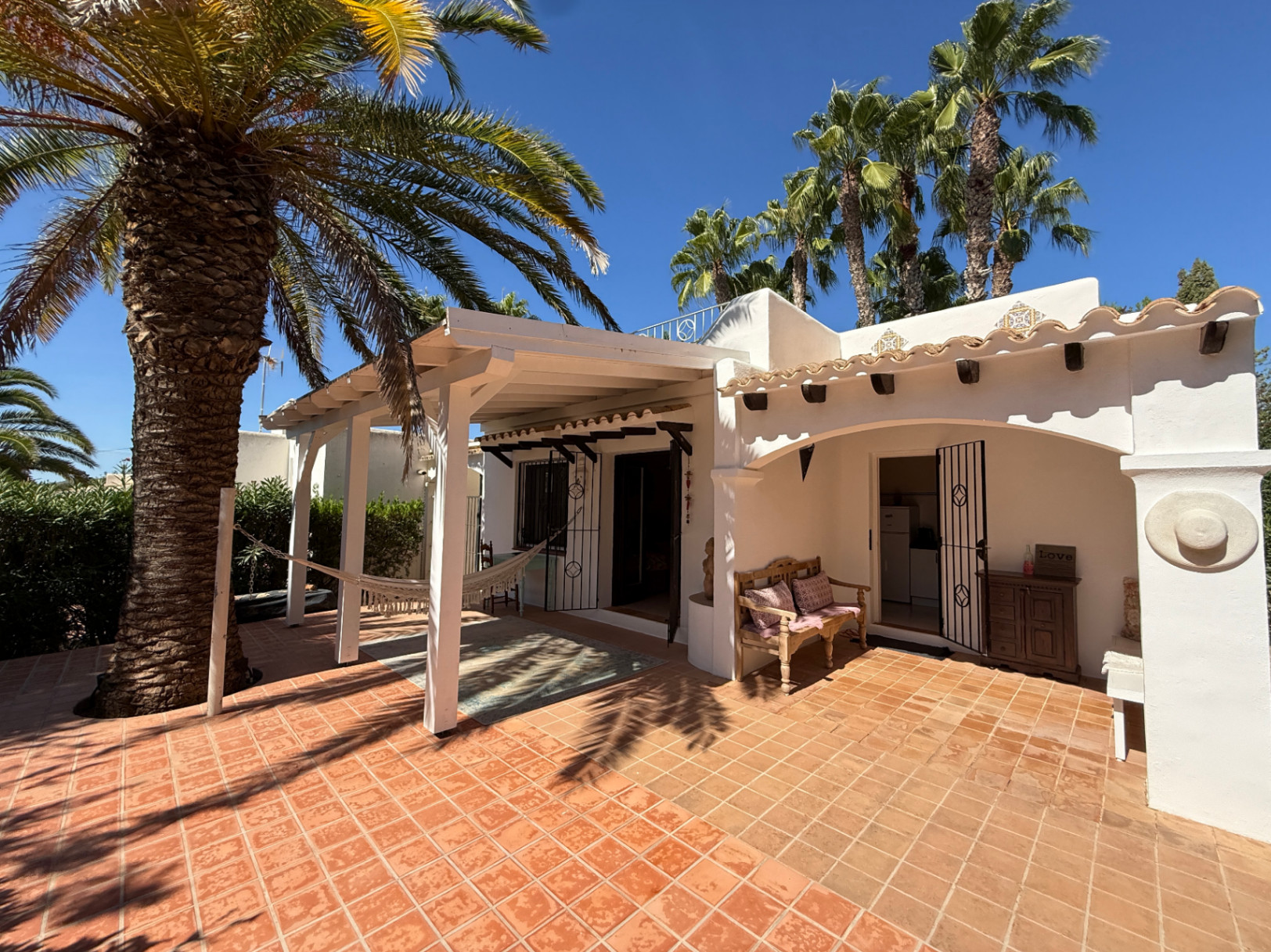 Charming house in a complex of only 4 cottages – just a 10-minute walk from Cala Llenya and Cala Nova beach.