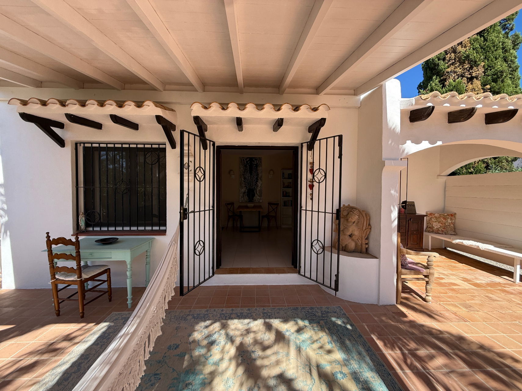 Charming house in a complex of only 4 cottages – just a 10-minute walk from Cala Llenya and Cala Nova beach.