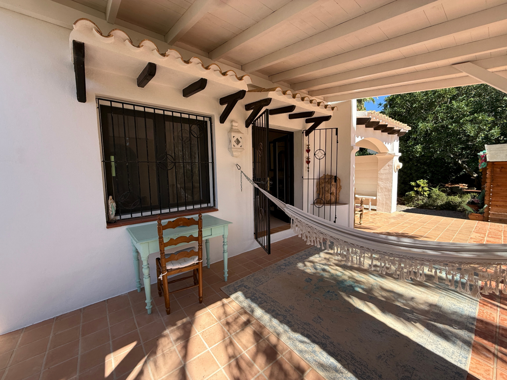 Charming house in a complex of only 4 cottages – just a 10-minute walk from Cala Llenya and Cala Nova beach.