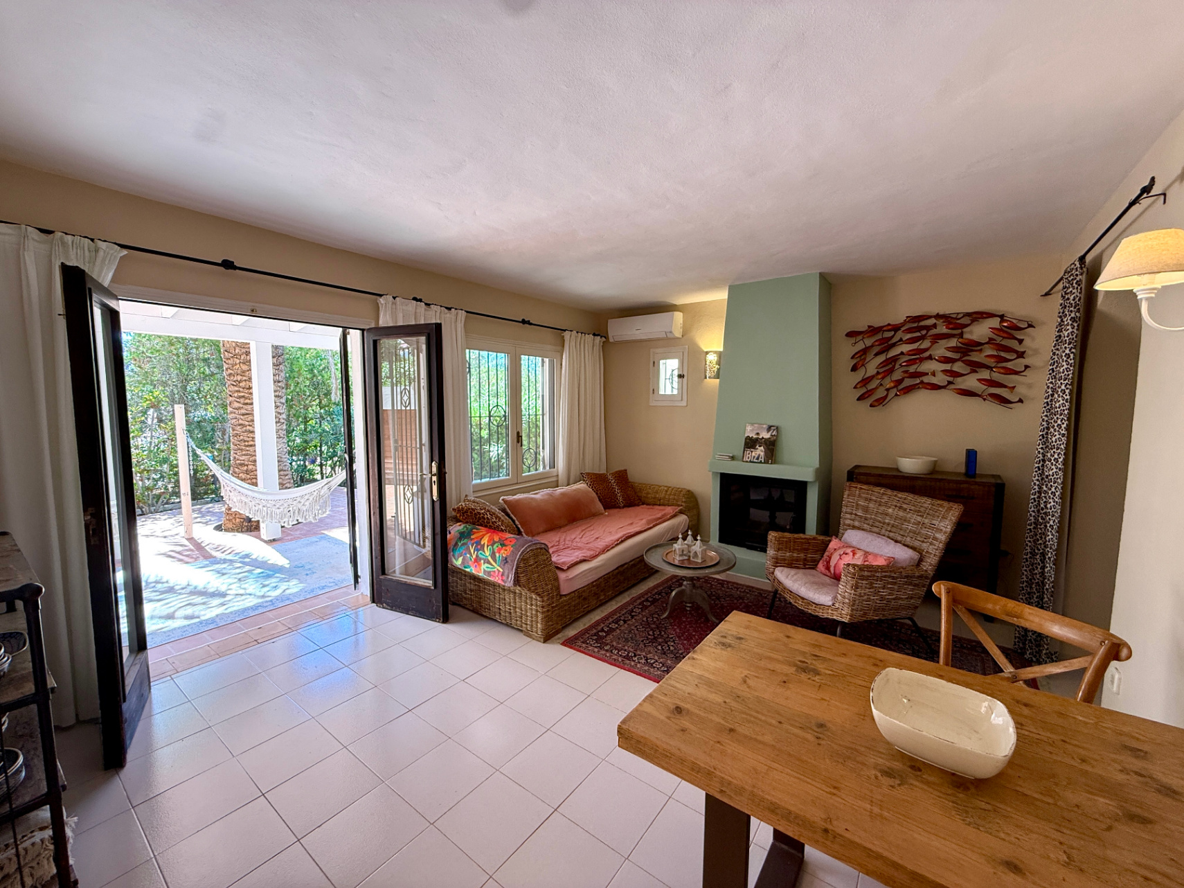 Charming house in a complex of only 4 cottages – just a 10-minute walk from Cala Llenya and Cala Nova beach.