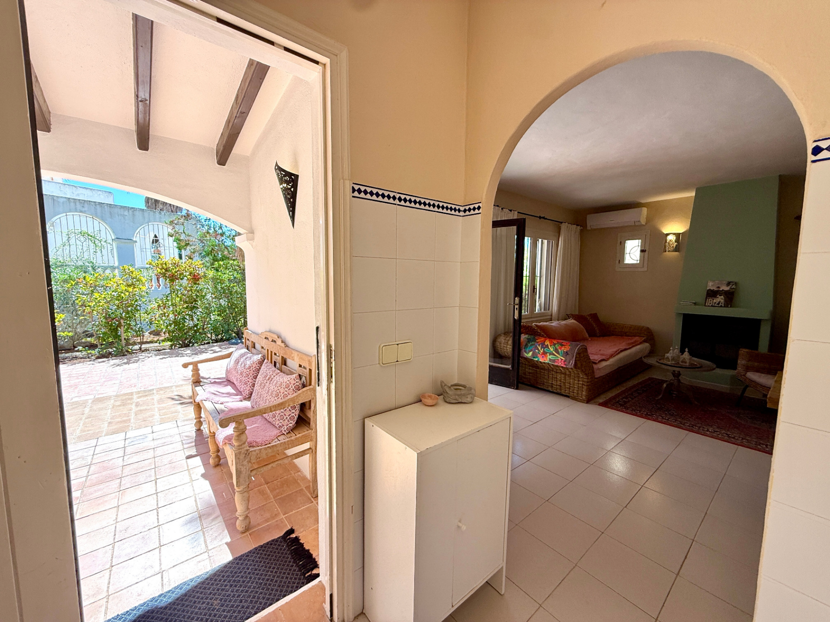 Charming house in a complex of only 4 cottages – just a 10-minute walk from Cala Llenya and Cala Nova beach.