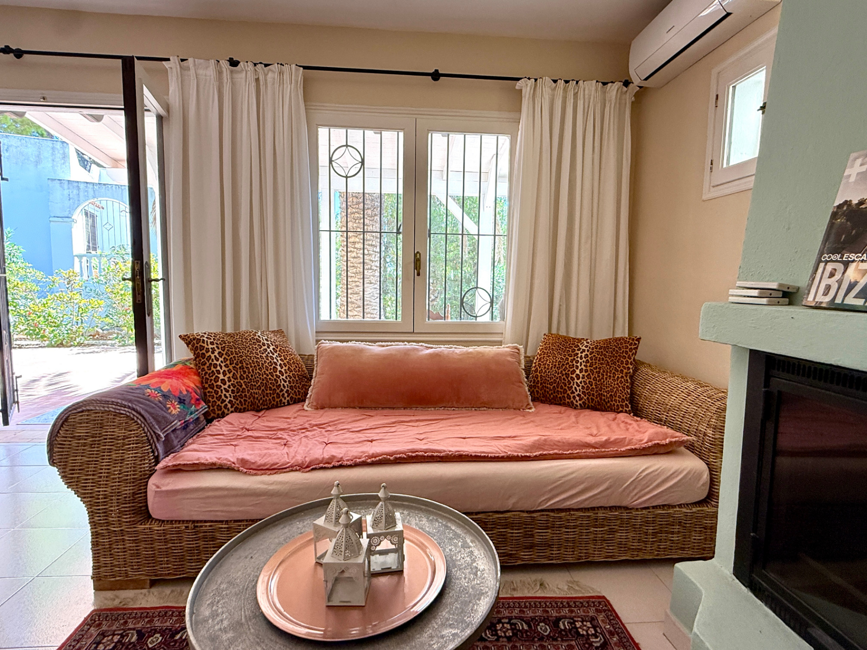 Charming house in a complex of only 4 cottages – just a 10-minute walk from Cala Llenya and Cala Nova beach.