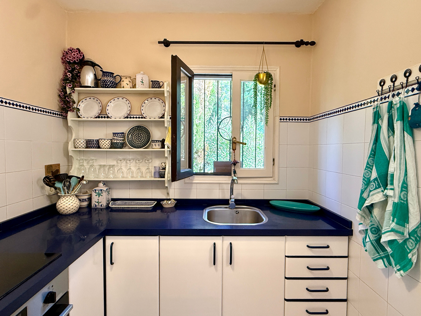 Charming house in a complex of only 4 cottages – just a 10-minute walk from Cala Llenya and Cala Nova beach.