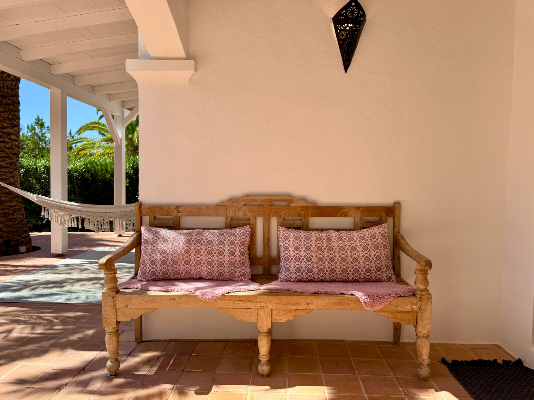 Charming house in a complex of only 4 cottages – just a 10-minute walk from Cala Llenya and Cala Nova beach.