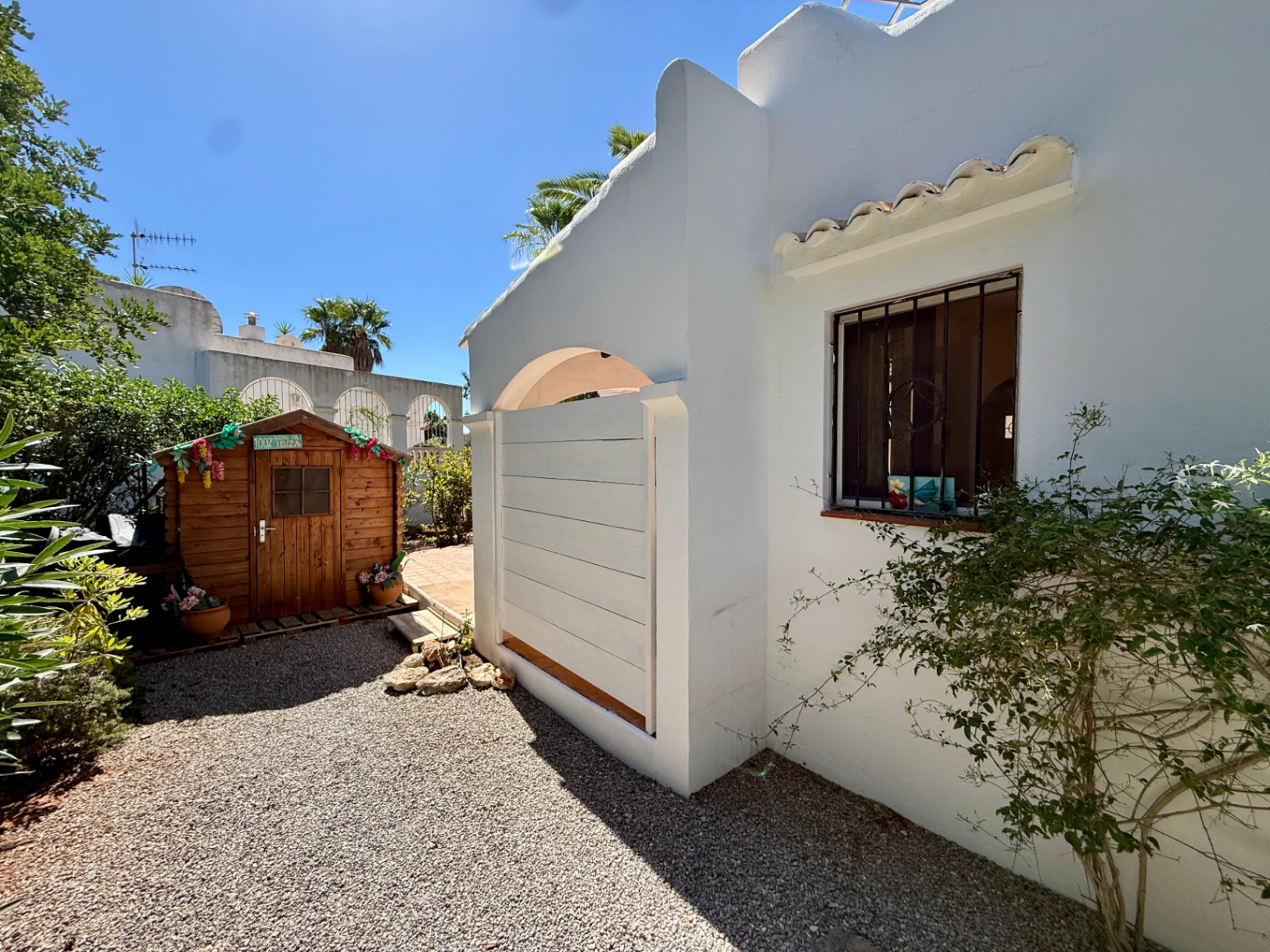 Charming house in a complex of only 4 cottages – just a 10-minute walk from Cala Llenya and Cala Nova beach.