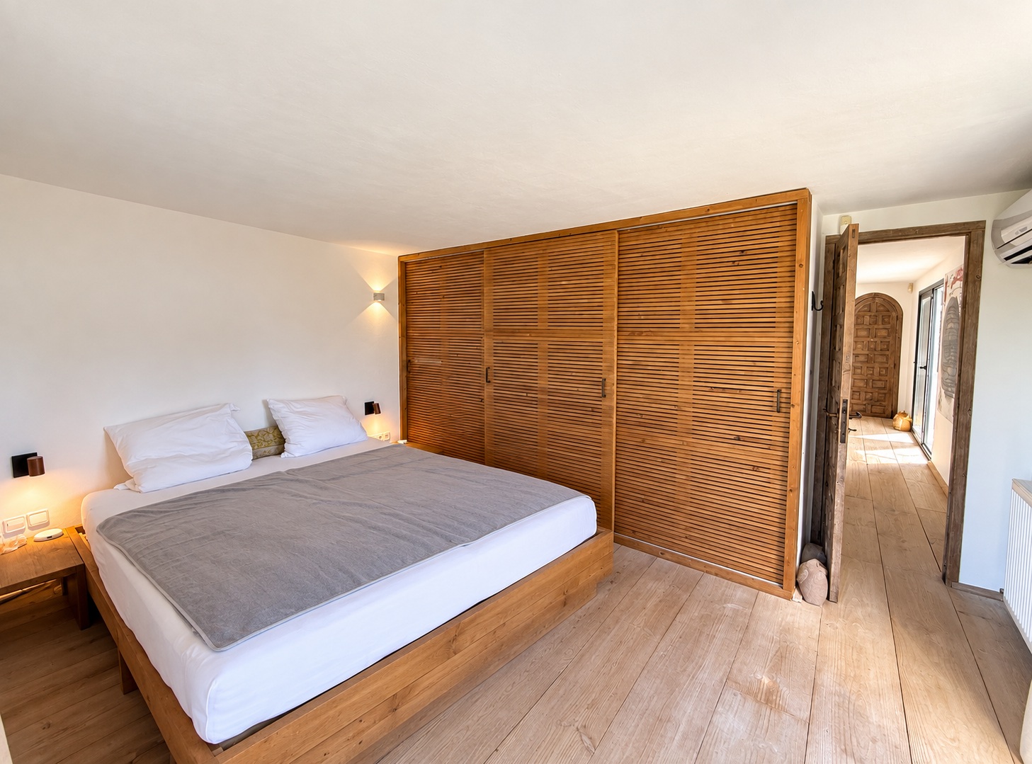 Encantadora casa con amplio jardín, piscina de agua salada y vistas al campo y al mar en Cala Jondal