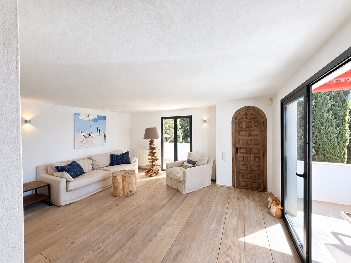 Encantadora casa con amplio jardín, piscina de agua salada y vistas al campo y al mar en Cala Jondal
