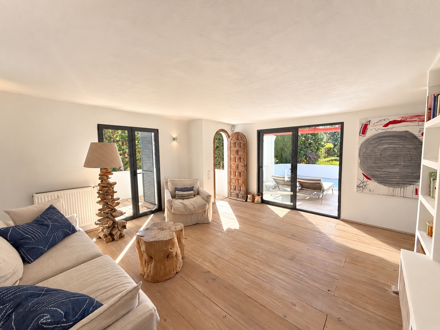 Encantadora casa con amplio jardín, piscina de agua salada y vistas al campo y al mar en Cala Jondal