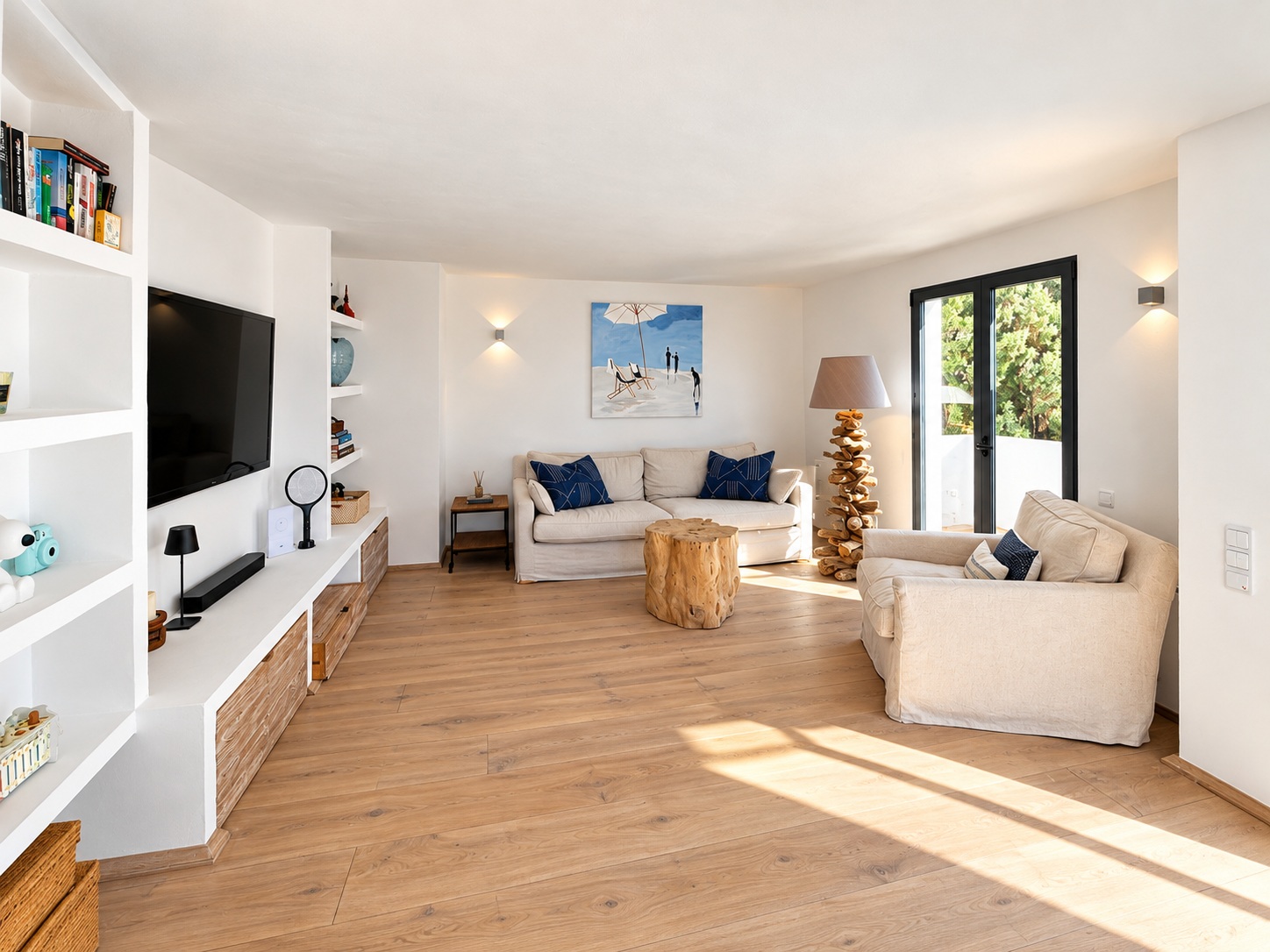 Encantadora casa con amplio jardín, piscina de agua salada y vistas al campo y al mar en Cala Jondal