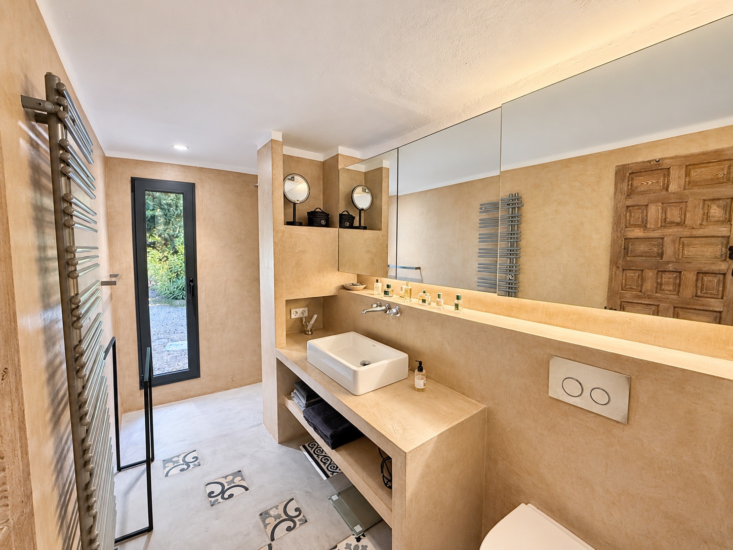 Encantadora casa con amplio jardín, piscina de agua salada y vistas al campo y al mar en Cala Jondal