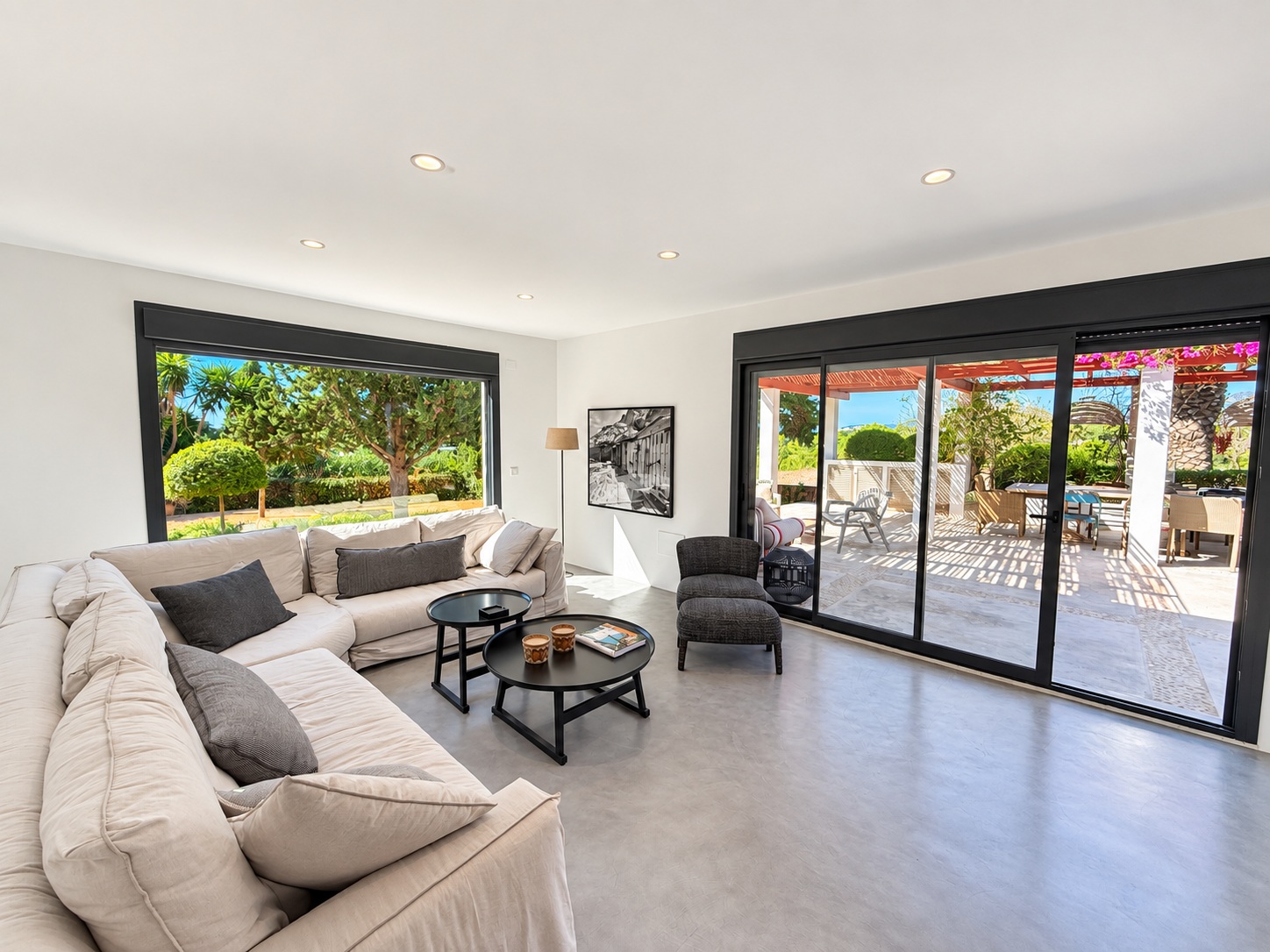 Encantadora casa con amplio jardín, piscina de agua salada y vistas al campo y al mar en Cala Jondal