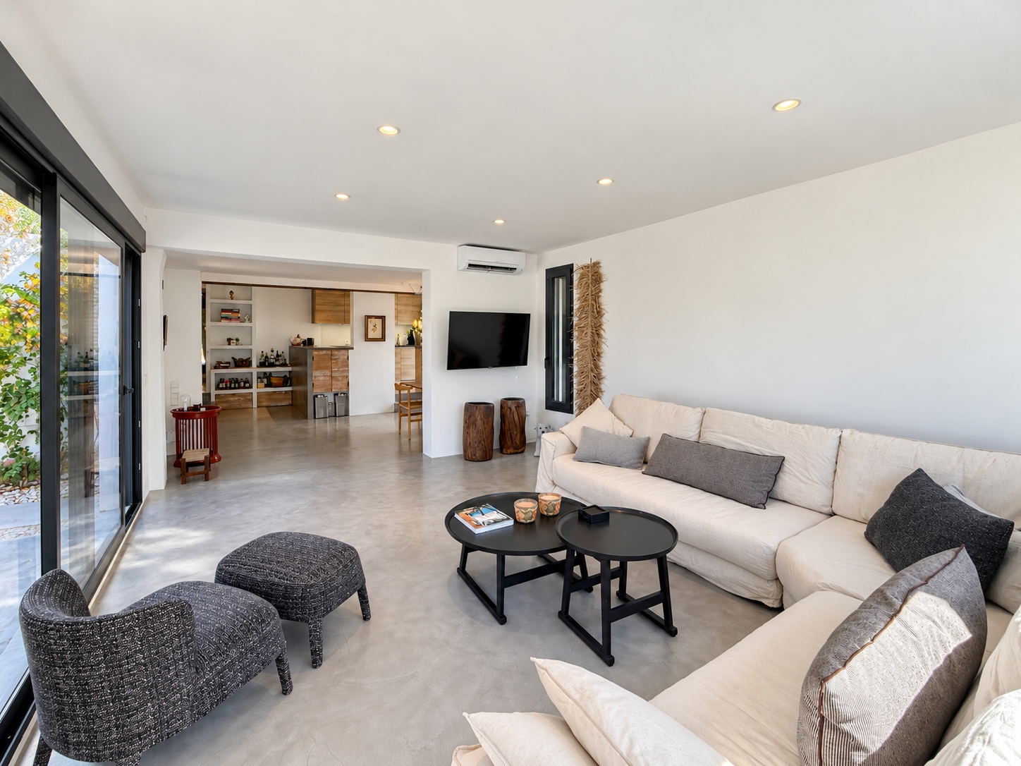 Encantadora casa con amplio jardín, piscina de agua salada y vistas al campo y al mar en Cala Jondal