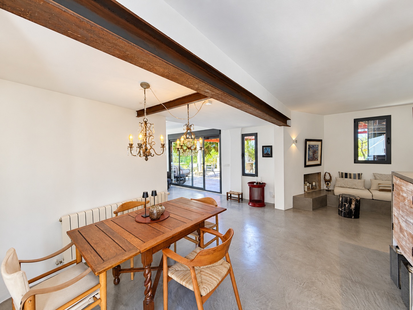 Encantadora casa con amplio jardín, piscina de agua salada y vistas al campo y al mar en Cala Jondal