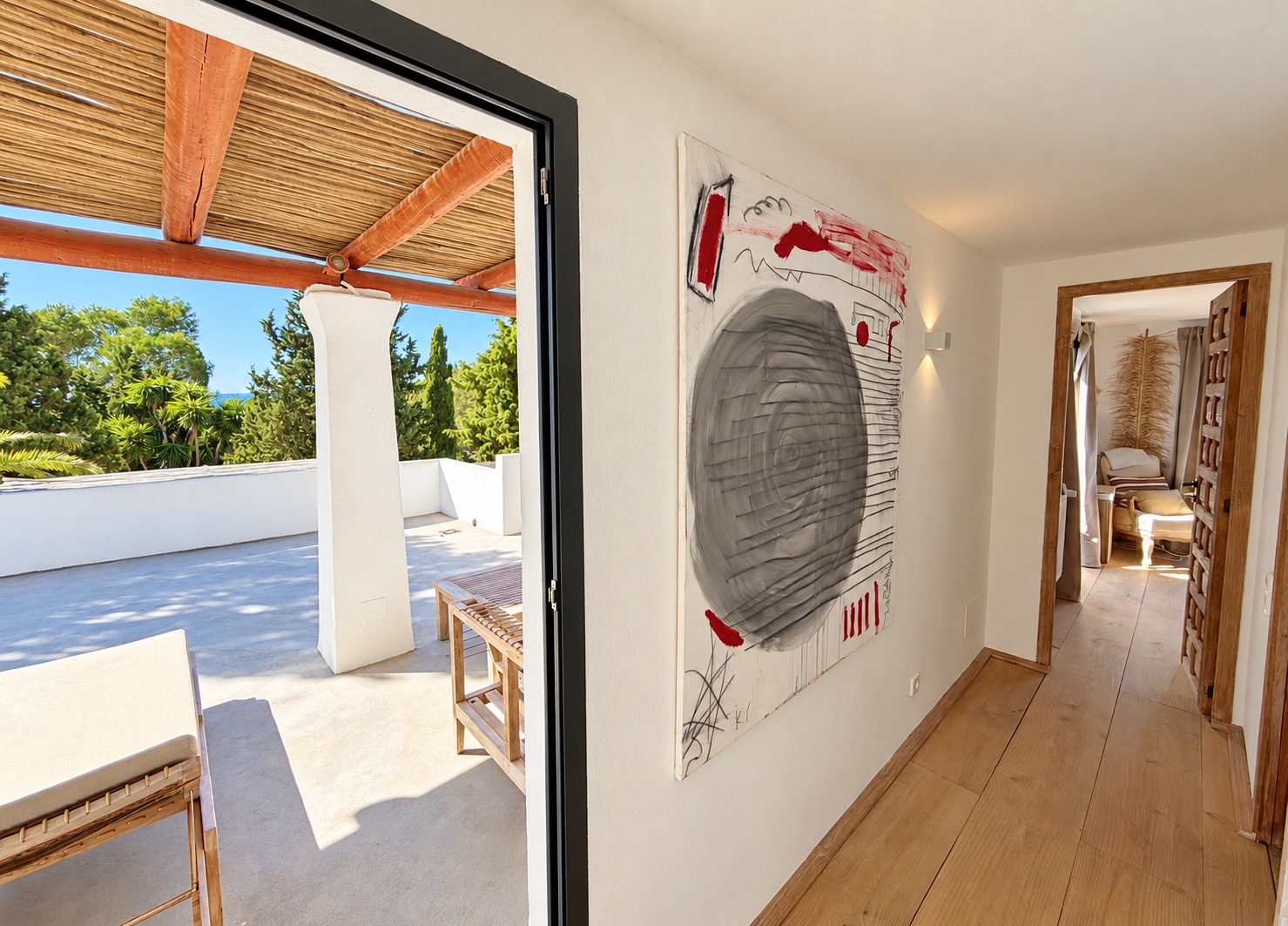 Encantadora casa con amplio jardín, piscina de agua salada y vistas al campo y al mar en Cala Jondal