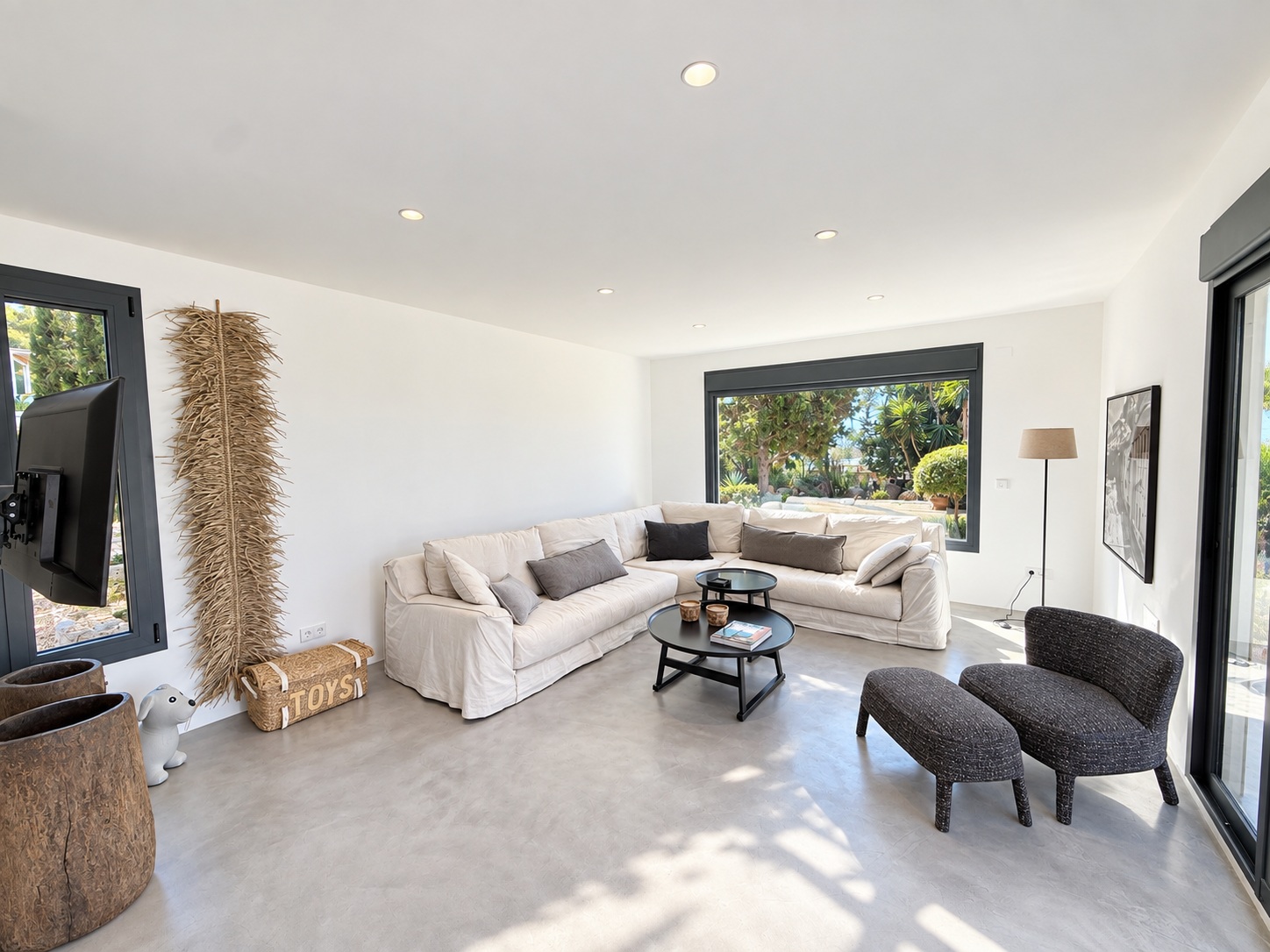 Encantadora casa con amplio jardín, piscina de agua salada y vistas al campo y al mar en Cala Jondal