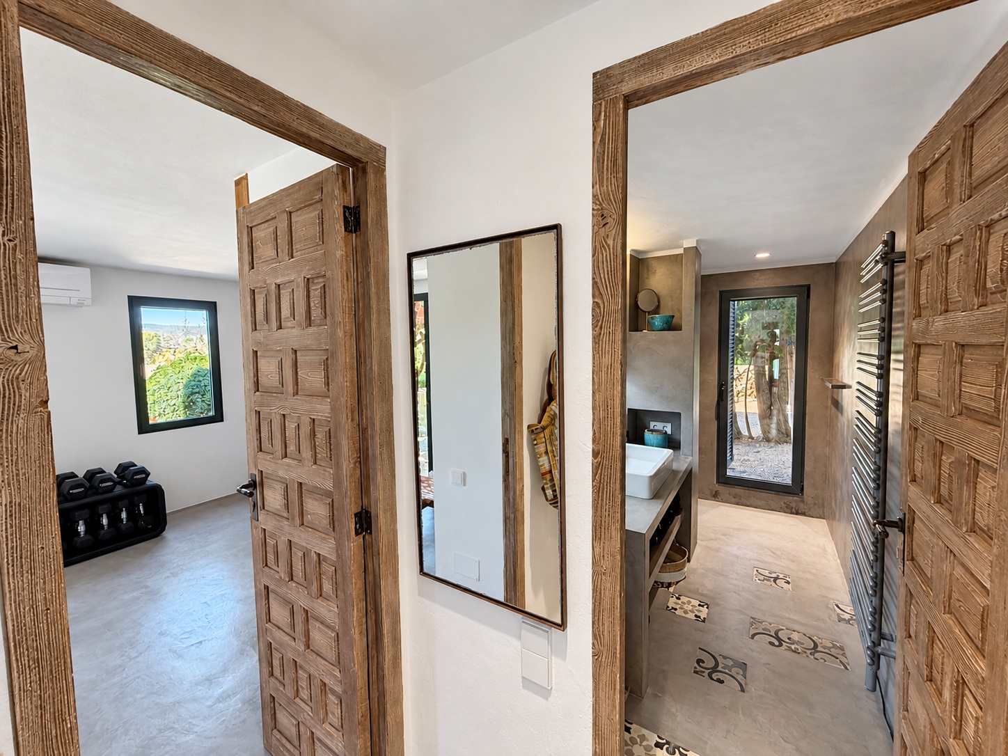 Encantadora casa con amplio jardín, piscina de agua salada y vistas al campo y al mar en Cala Jondal