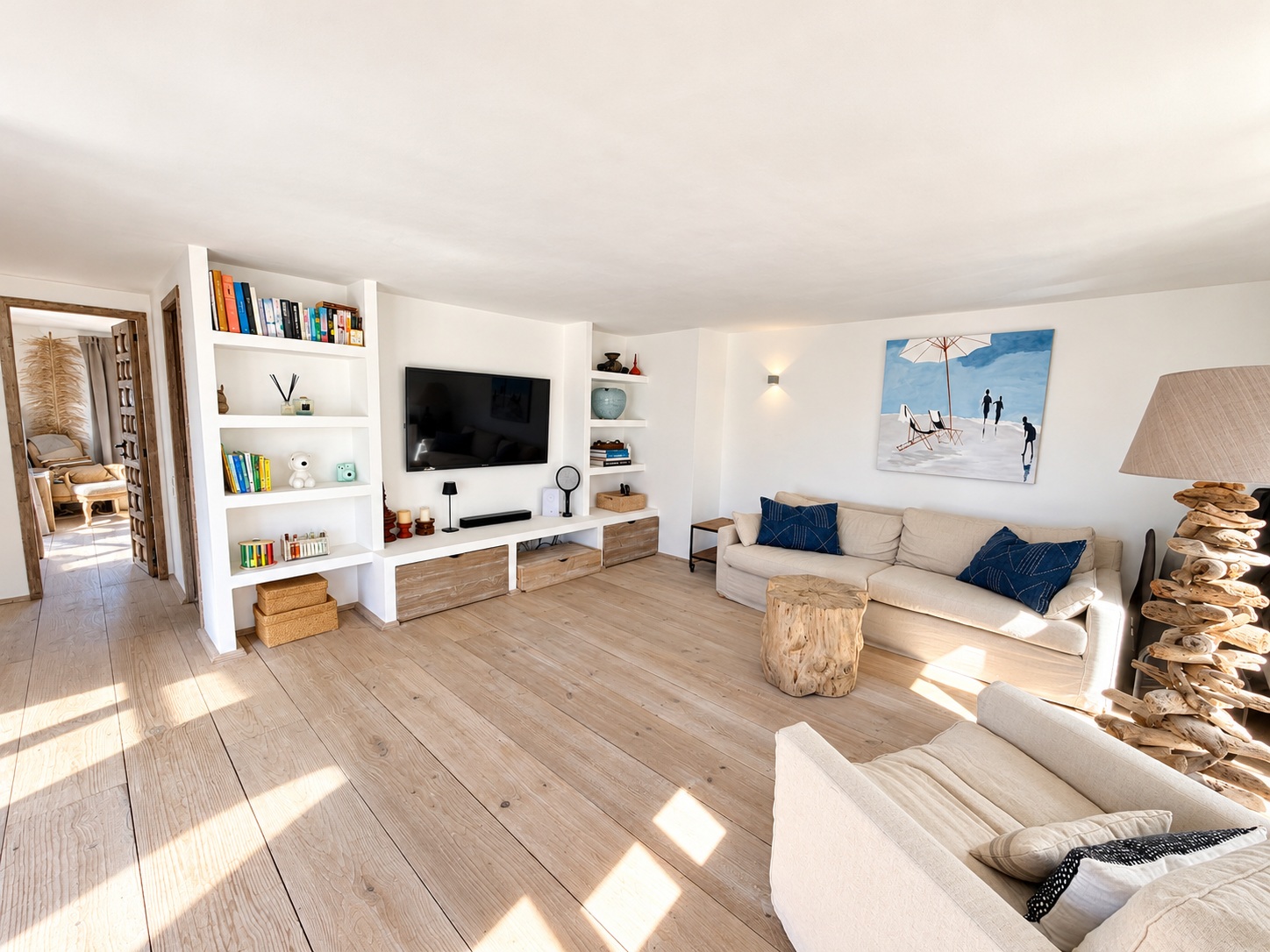 Encantadora casa con amplio jardín, piscina de agua salada y vistas al campo y al mar en Cala Jondal