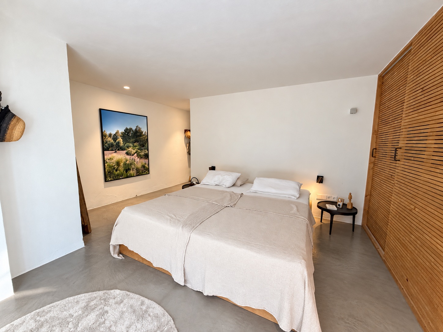 Encantadora casa con amplio jardín, piscina de agua salada y vistas al campo y al mar en Cala Jondal