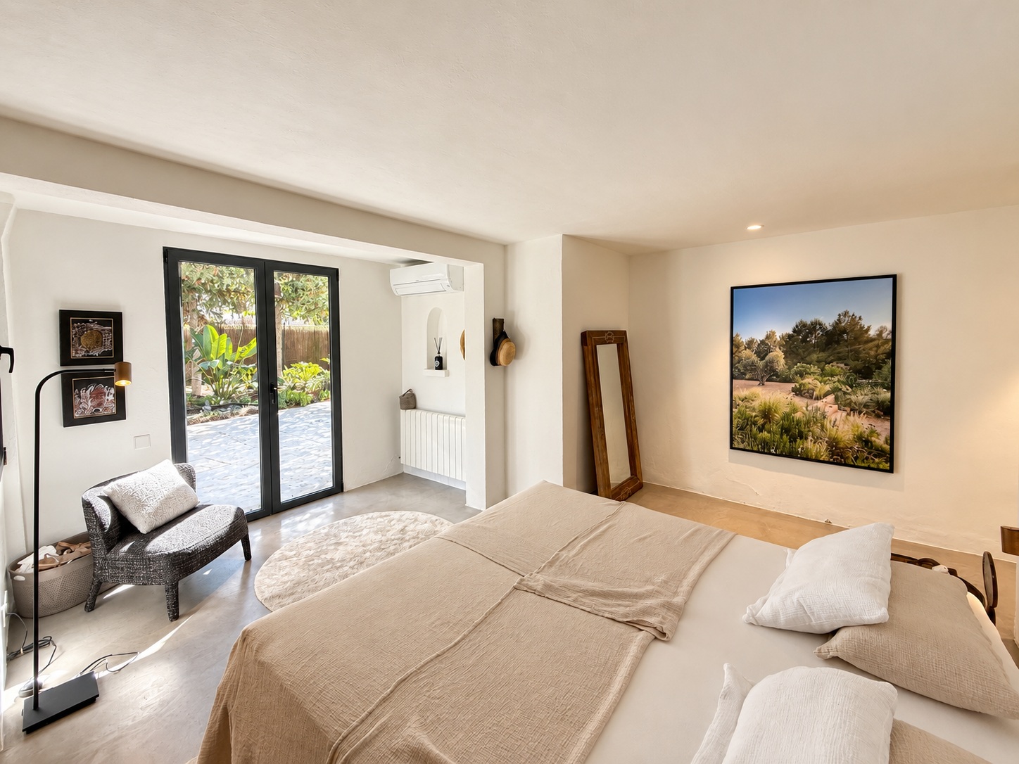 Encantadora casa con amplio jardín, piscina de agua salada y vistas al campo y al mar en Cala Jondal