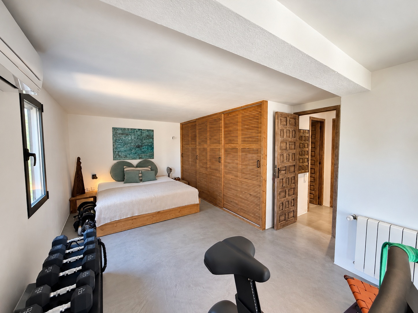 Encantadora casa con amplio jardín, piscina de agua salada y vistas al campo y al mar en Cala Jondal