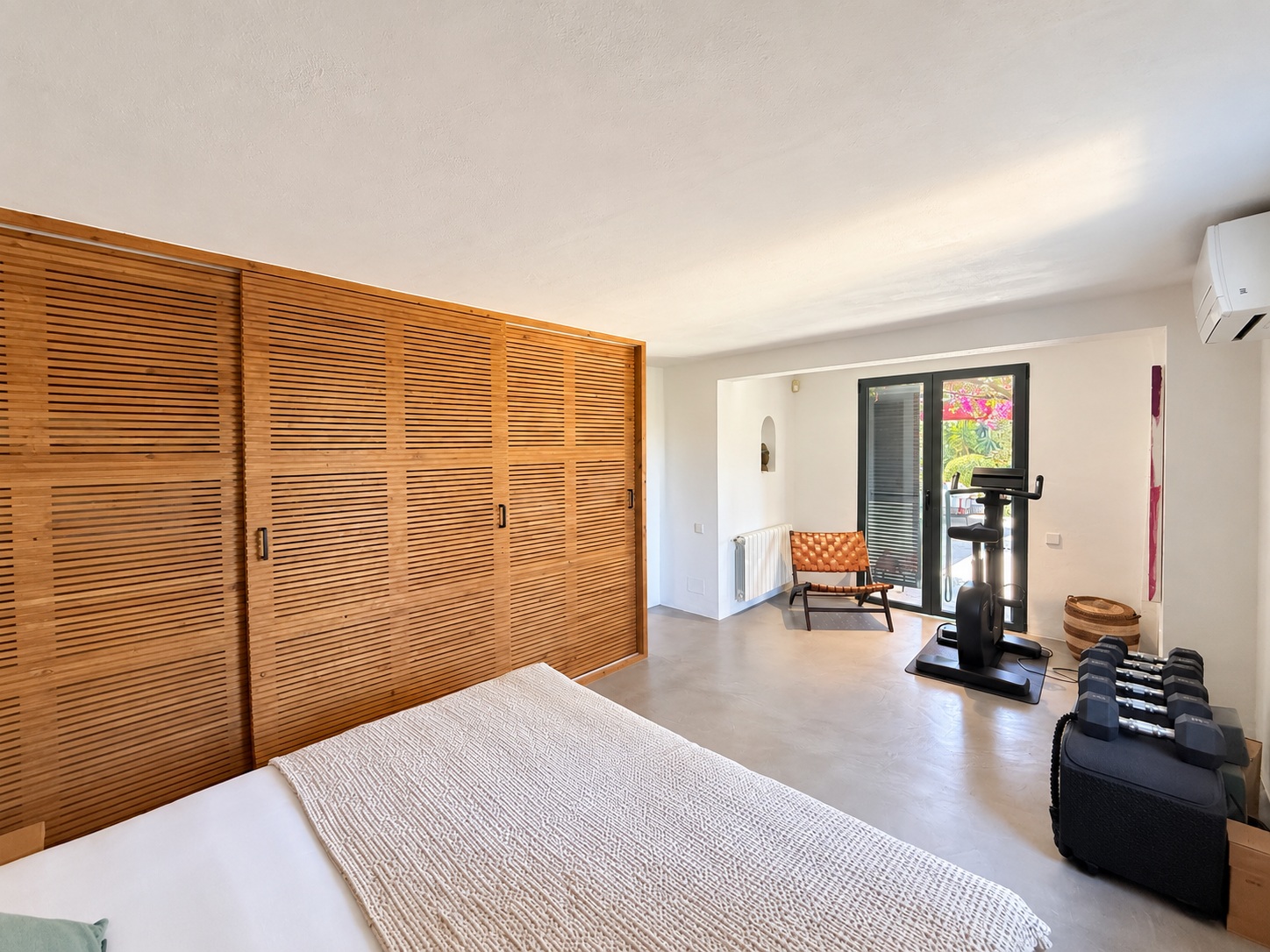 Encantadora casa con amplio jardín, piscina de agua salada y vistas al campo y al mar en Cala Jondal