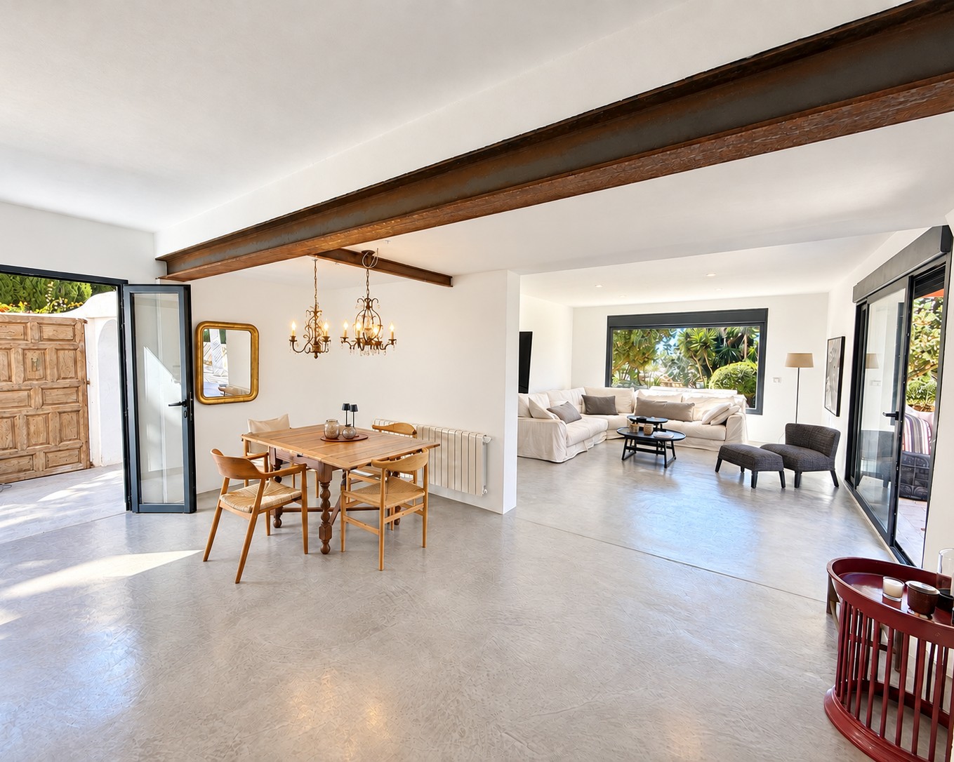 Encantadora casa con amplio jardín, piscina de agua salada y vistas al campo y al mar en Cala Jondal