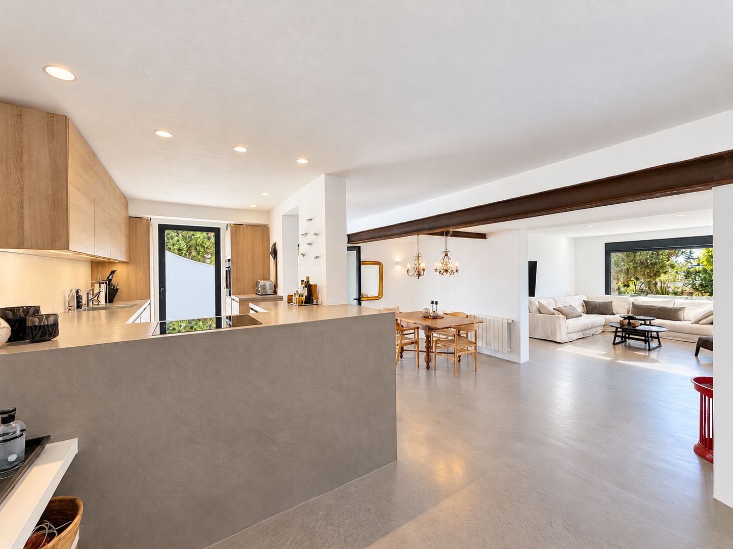 Encantadora casa con amplio jardín, piscina de agua salada y vistas al campo y al mar en Cala Jondal