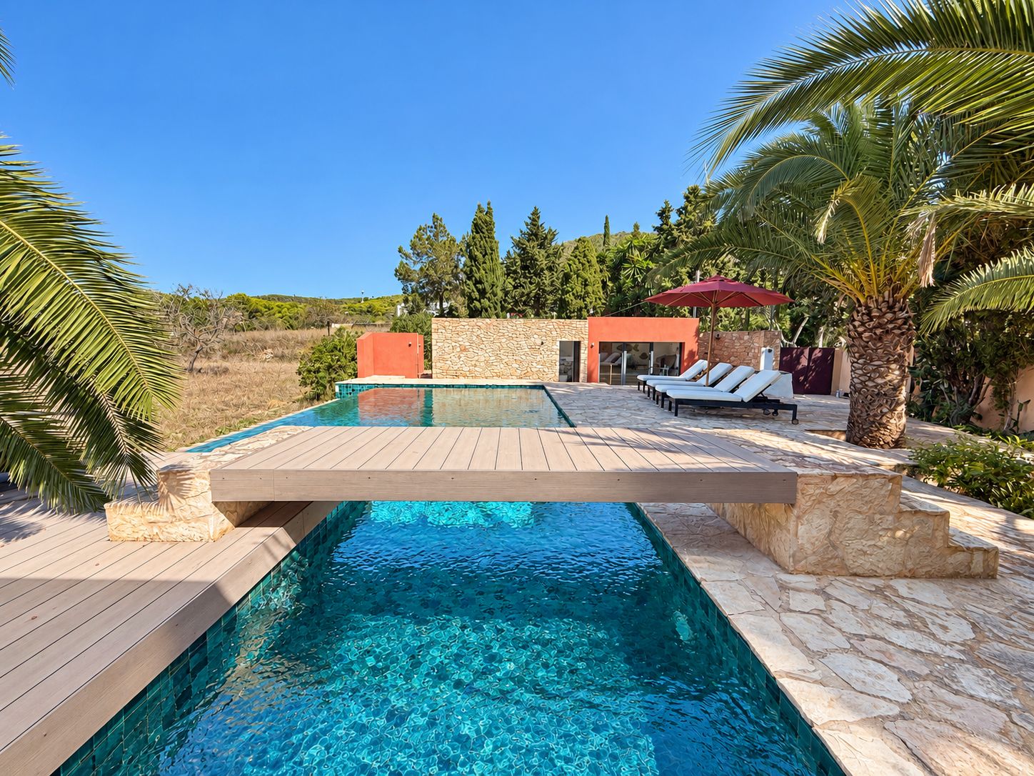 Encantadora casa con amplio jardín, piscina de agua salada y vistas al campo y al mar en Cala Jondal