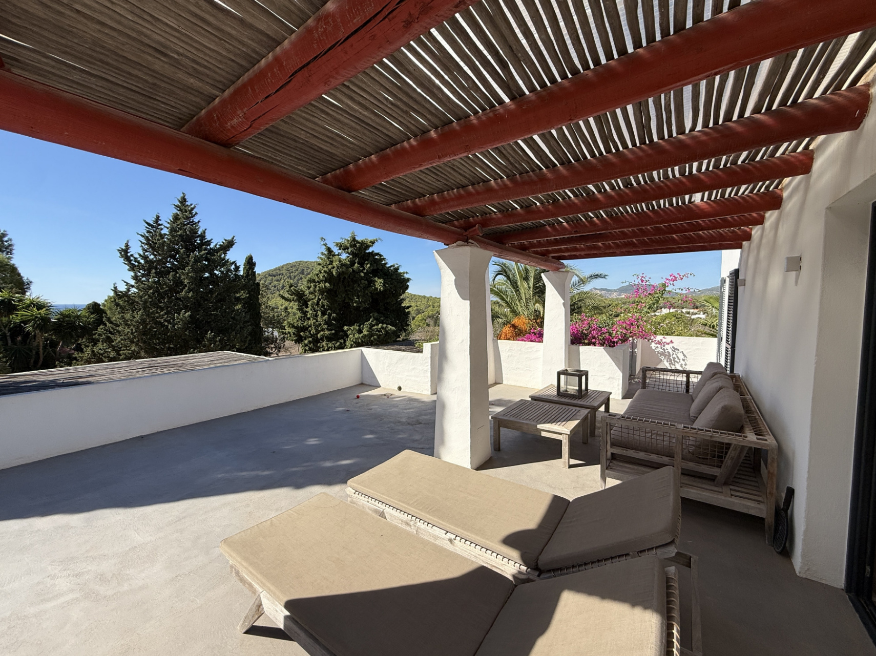 Encantadora casa con amplio jardín, piscina de agua salada y vistas al campo y al mar en Cala Jondal