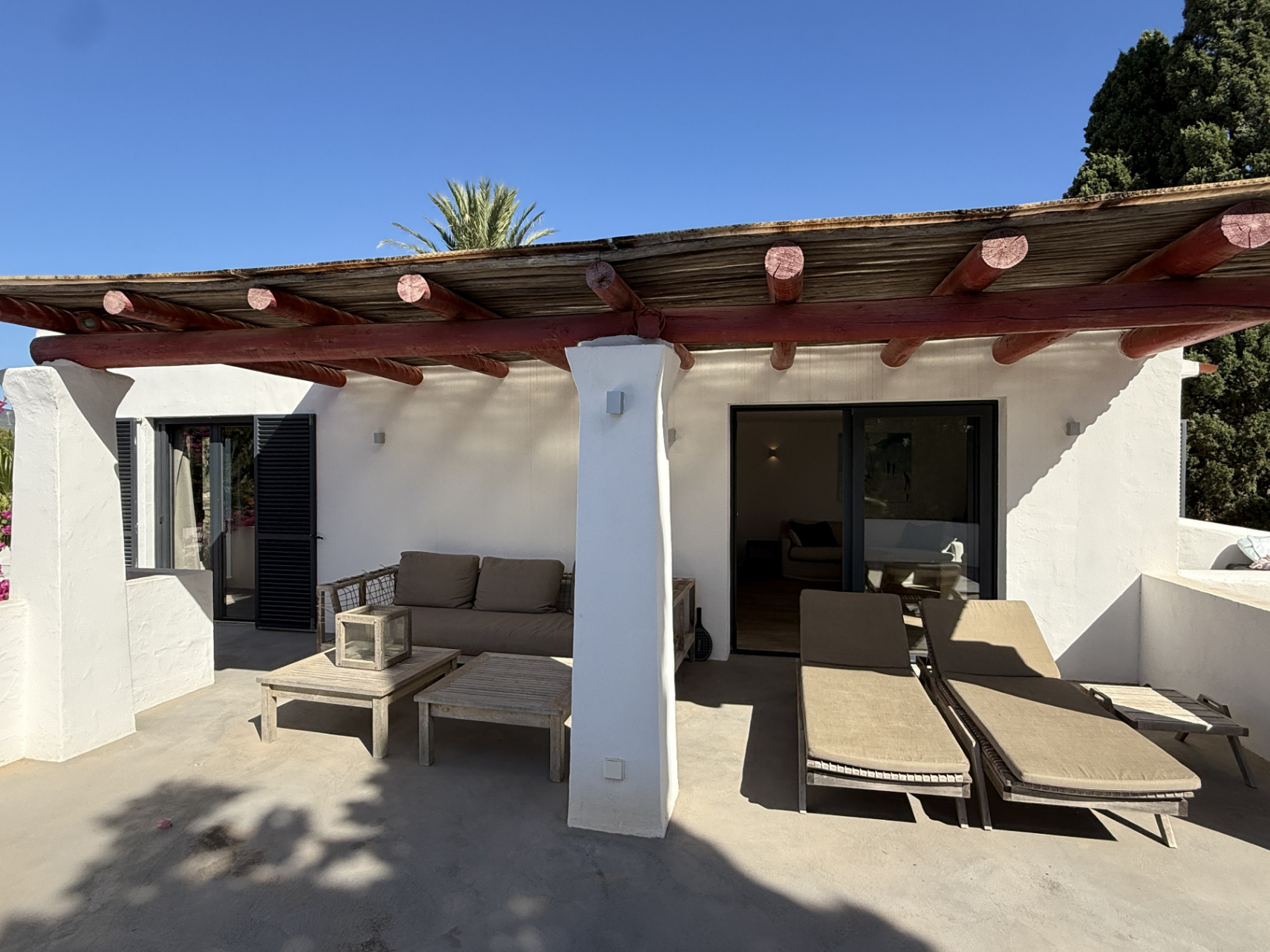 Encantadora casa con amplio jardín, piscina de agua salada y vistas al campo y al mar en Cala Jondal