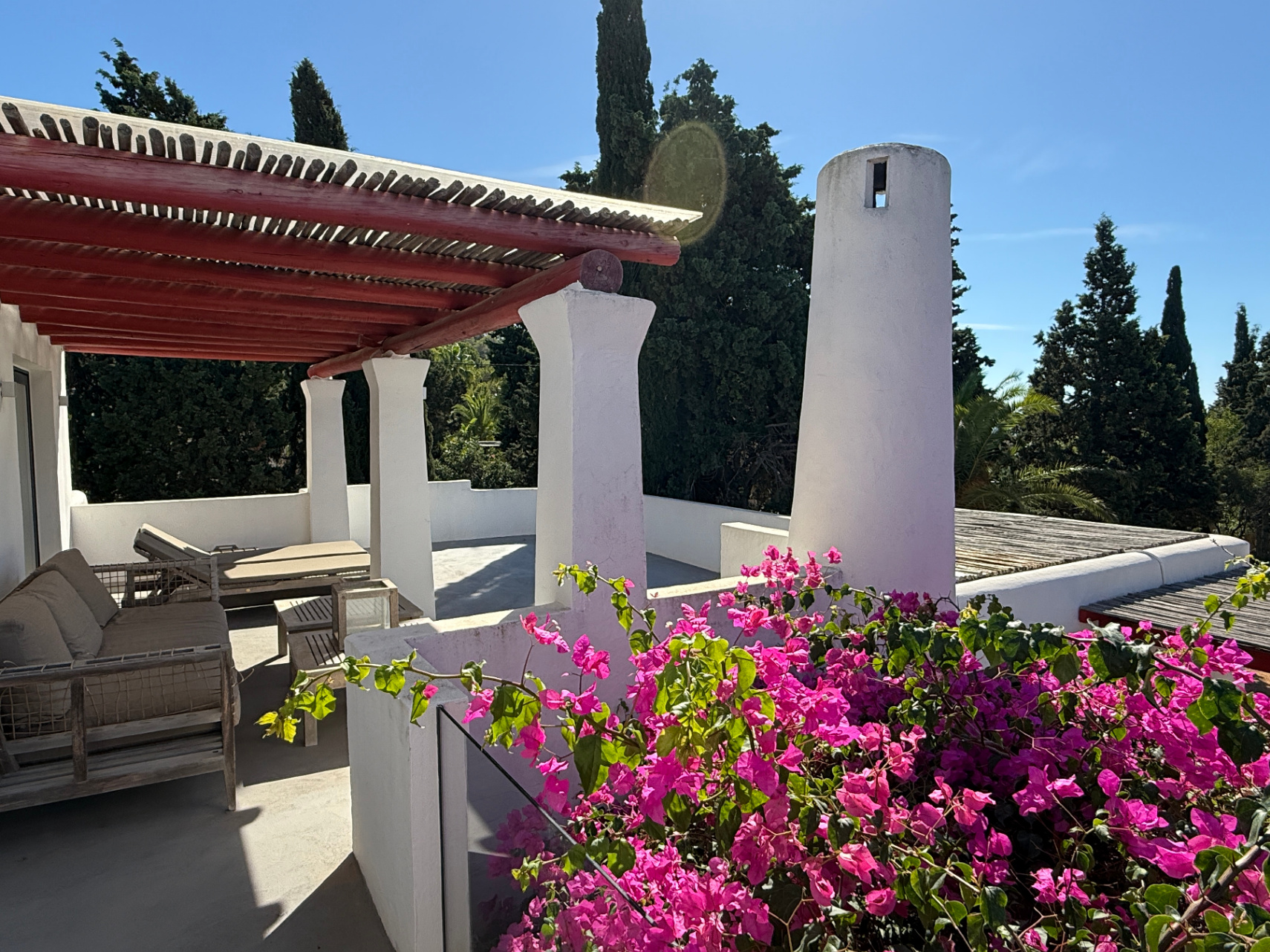 Encantadora casa con amplio jardín, piscina de agua salada y vistas al campo y al mar en Cala Jondal