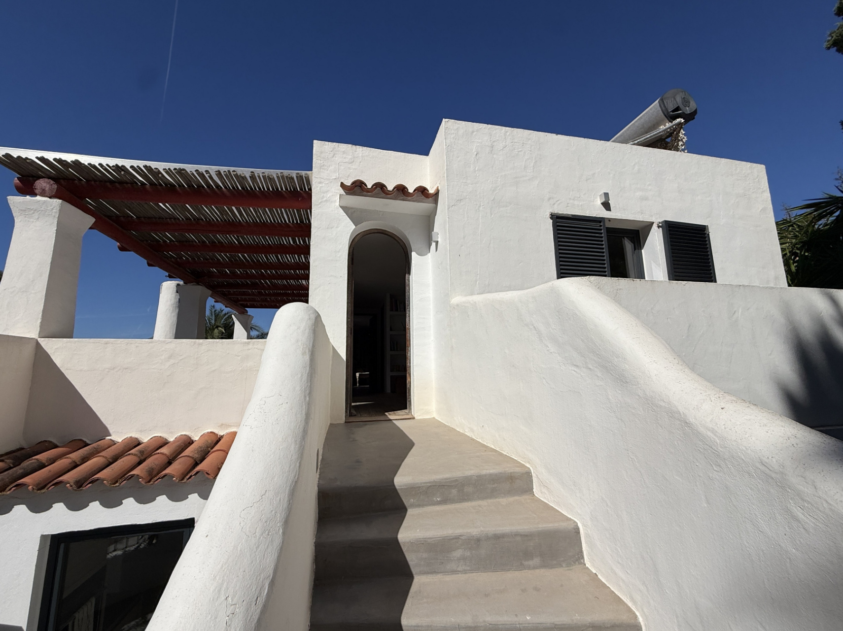 Encantadora casa con amplio jardín, piscina de agua salada y vistas al campo y al mar en Cala Jondal