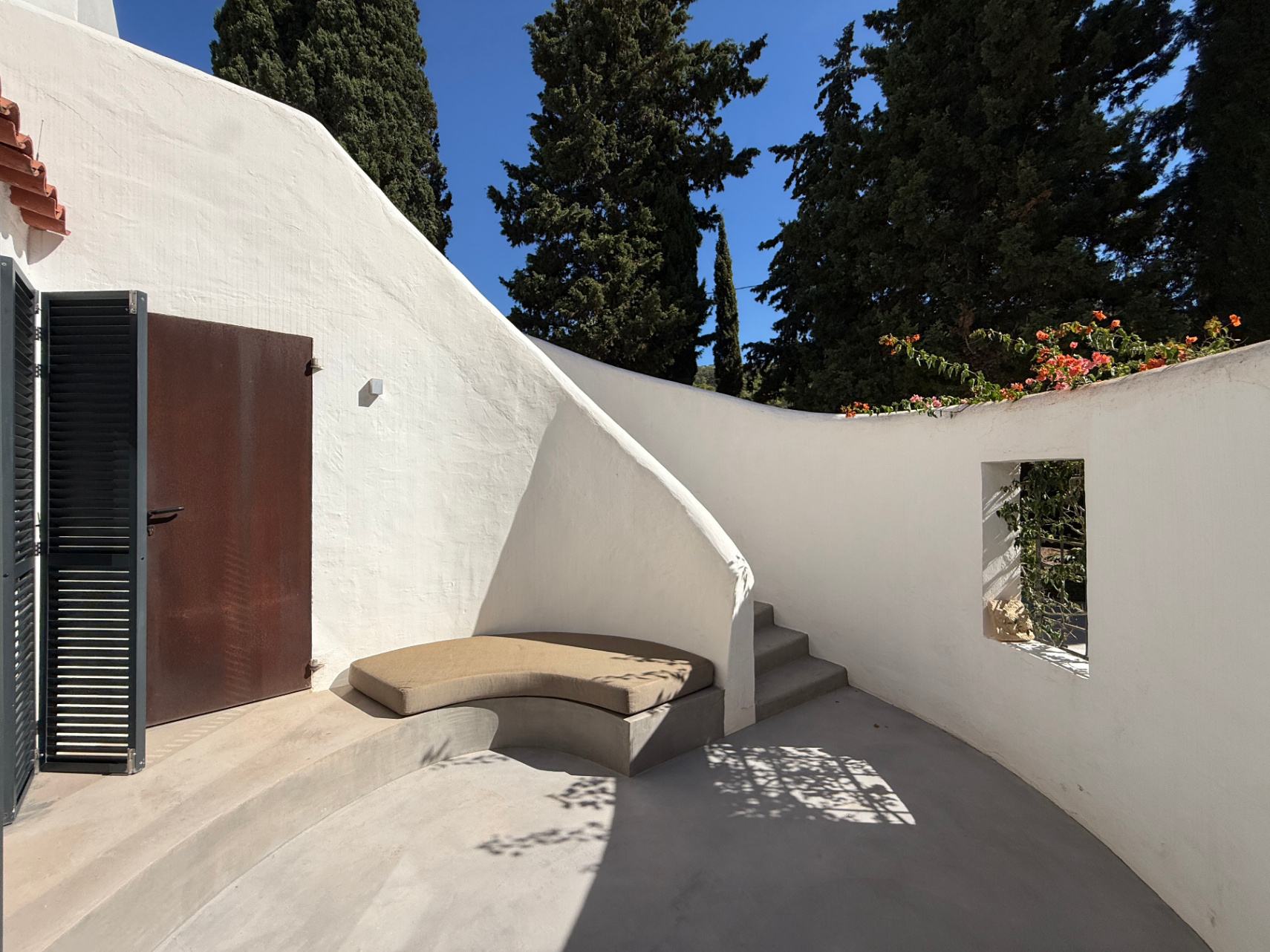 Encantadora casa con amplio jardín, piscina de agua salada y vistas al campo y al mar en Cala Jondal