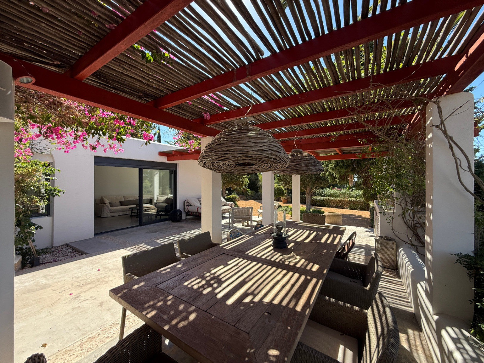 Encantadora casa con amplio jardín, piscina de agua salada y vistas al campo y al mar en Cala Jondal