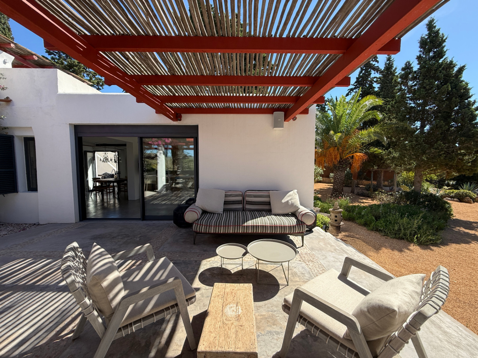Encantadora casa con amplio jardín, piscina de agua salada y vistas al campo y al mar en Cala Jondal