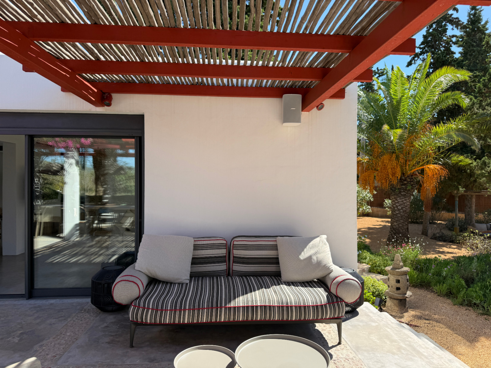 Encantadora casa con amplio jardín, piscina de agua salada y vistas al campo y al mar en Cala Jondal