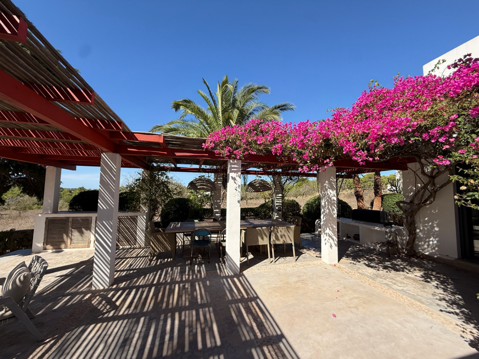 Encantadora casa con amplio jardín, piscina de agua salada y vistas al campo y al mar en Cala Jondal