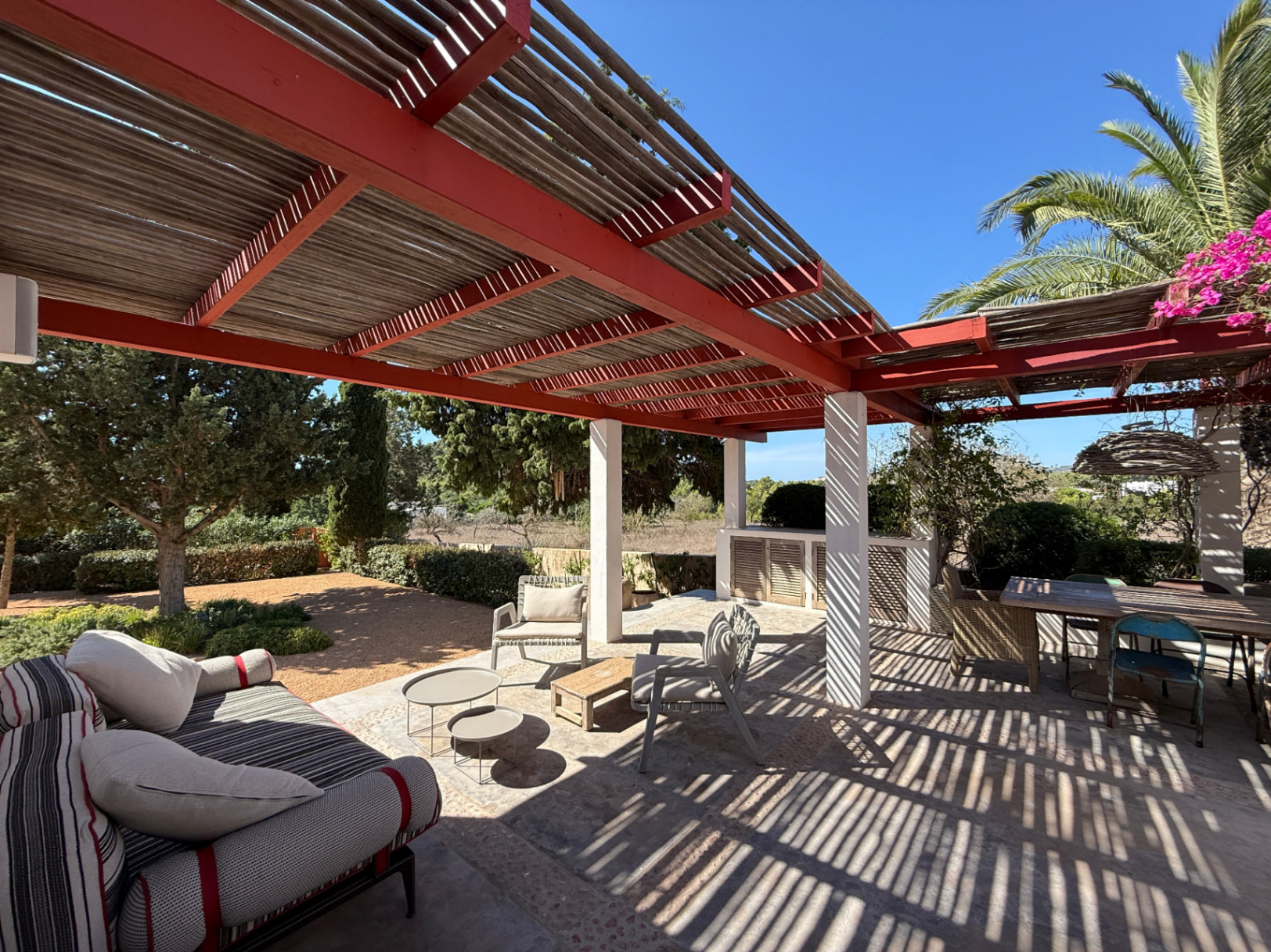 Encantadora casa con amplio jardín, piscina de agua salada y vistas al campo y al mar en Cala Jondal