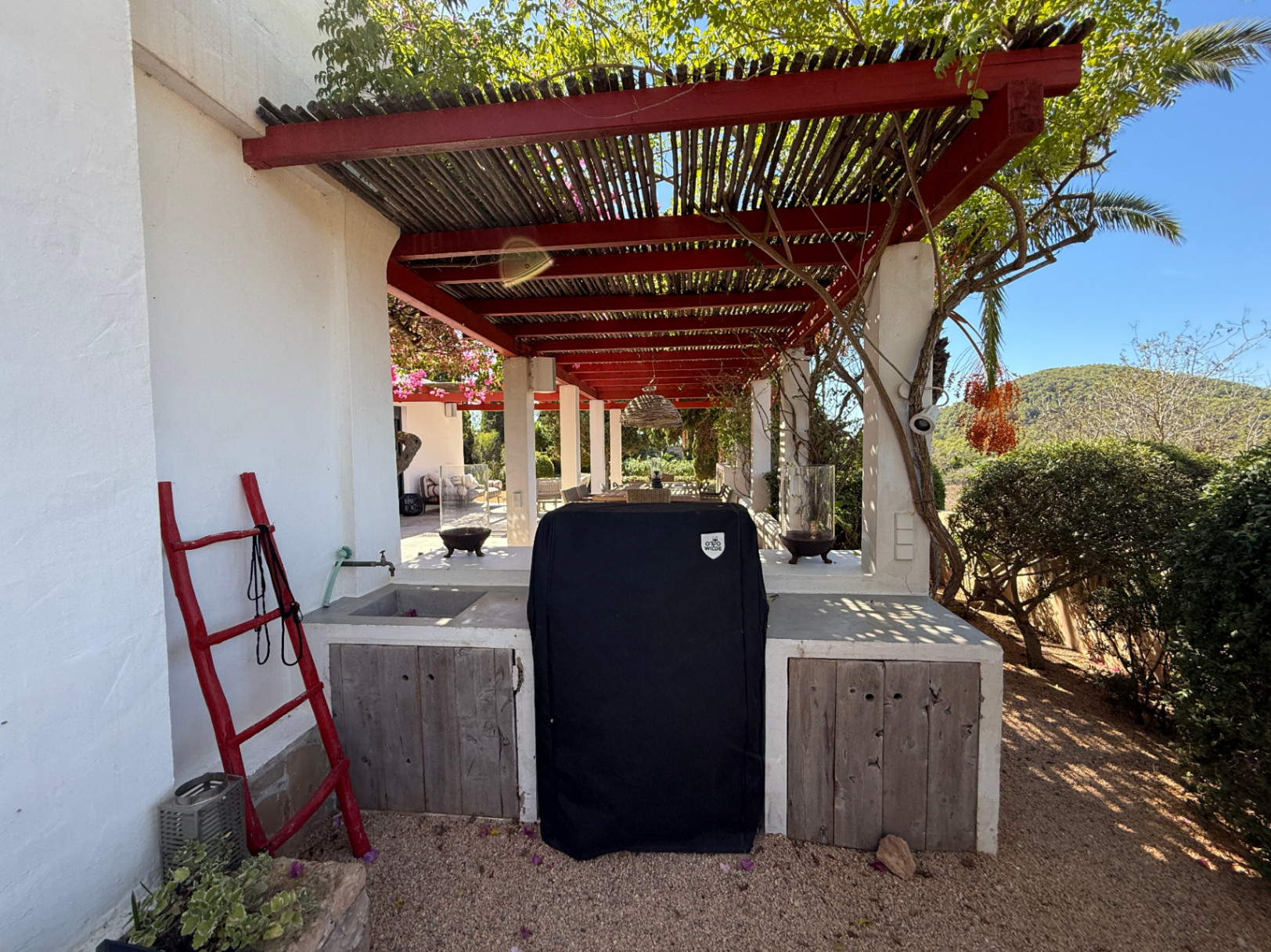 Encantadora casa con amplio jardín, piscina de agua salada y vistas al campo y al mar en Cala Jondal