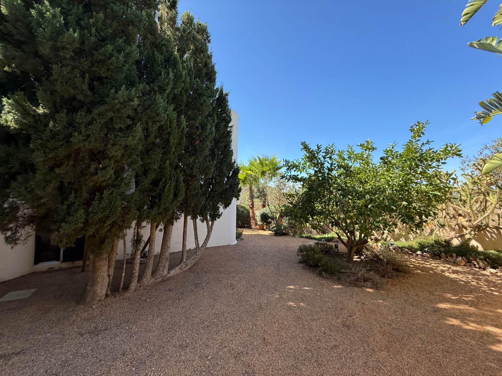 Encantadora casa con amplio jardín, piscina de agua salada y vistas al campo y al mar en Cala Jondal