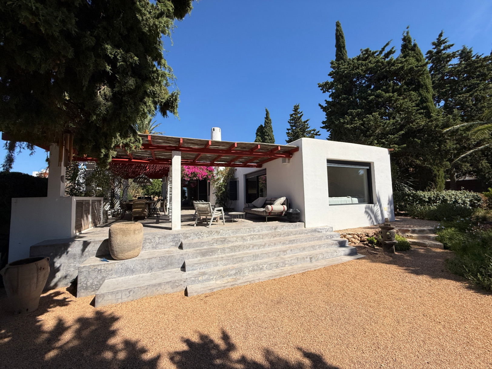 Encantadora casa con amplio jardín, piscina de agua salada y vistas al campo y al mar en Cala Jondal