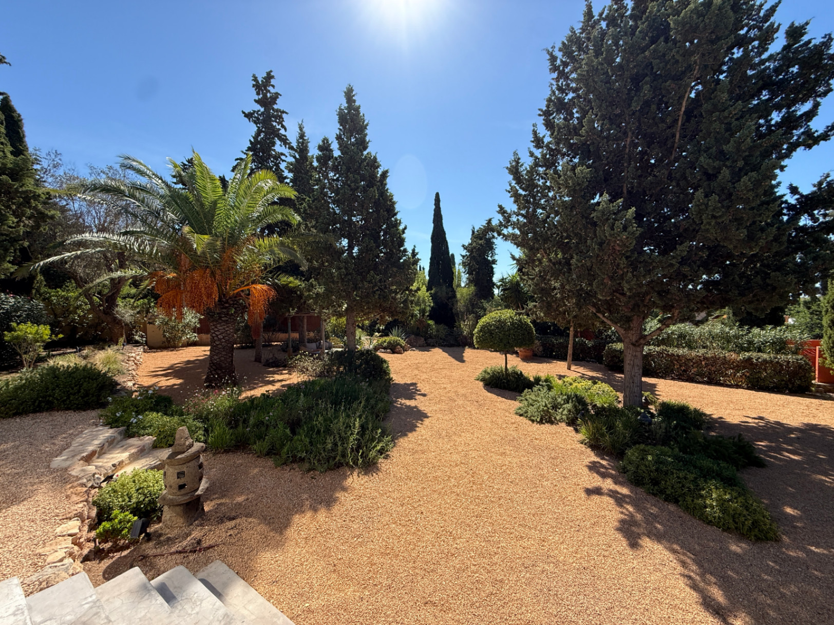 Encantadora casa con amplio jardín, piscina de agua salada y vistas al campo y al mar en Cala Jondal