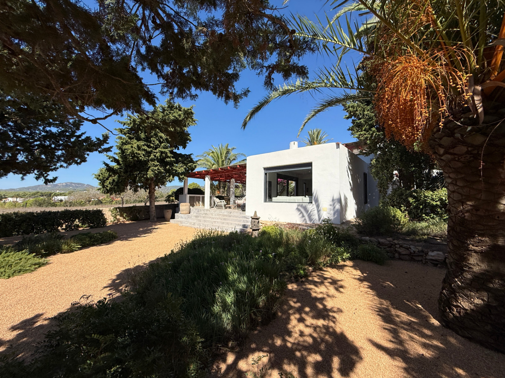 Encantadora casa con amplio jardín, piscina de agua salada y vistas al campo y al mar en Cala Jondal