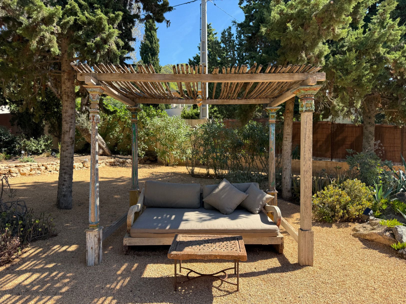 Encantadora casa con amplio jardín, piscina de agua salada y vistas al campo y al mar en Cala Jondal