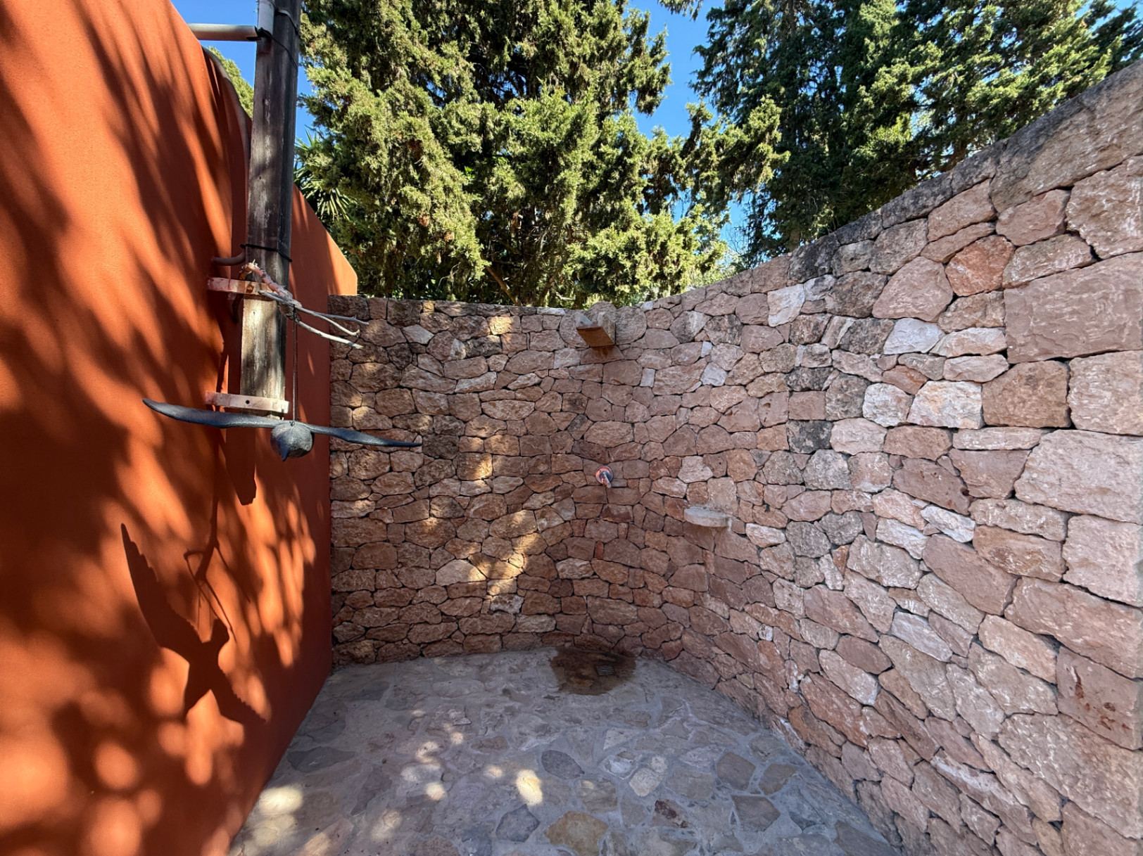 Encantadora casa con amplio jardín, piscina de agua salada y vistas al campo y al mar en Cala Jondal