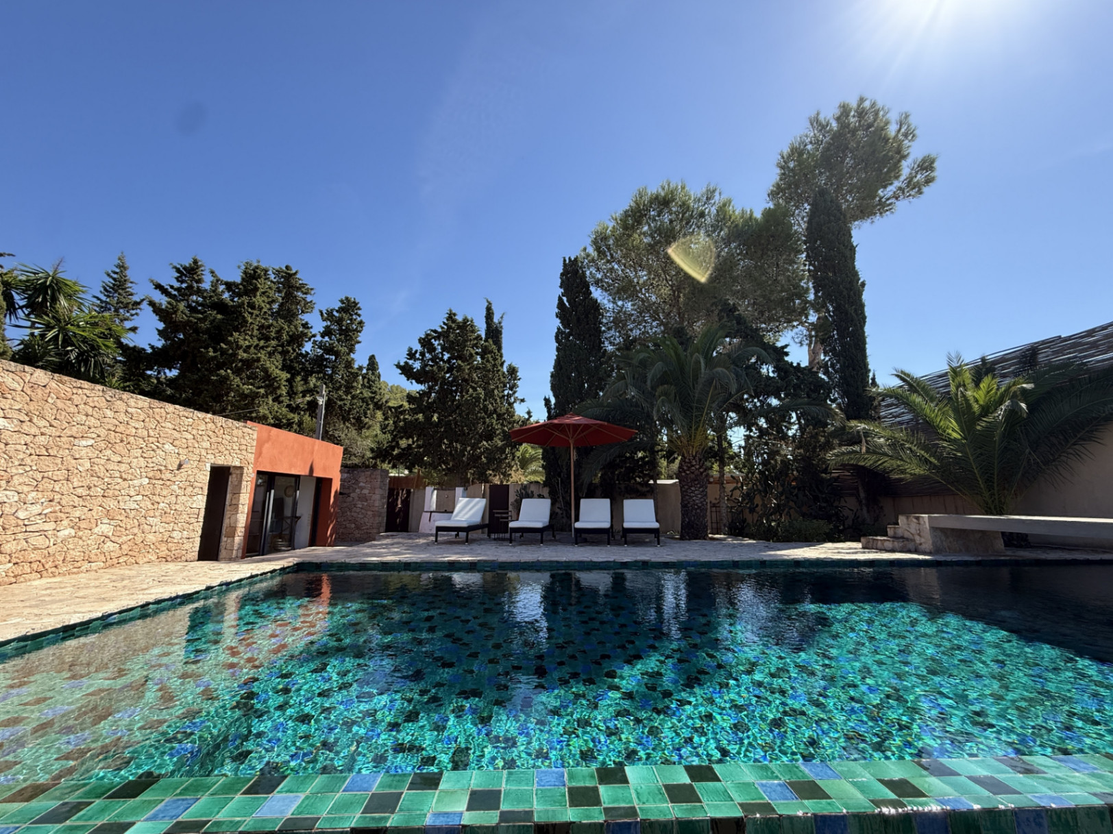 Encantadora casa con amplio jardín, piscina de agua salada y vistas al campo y al mar en Cala Jondal