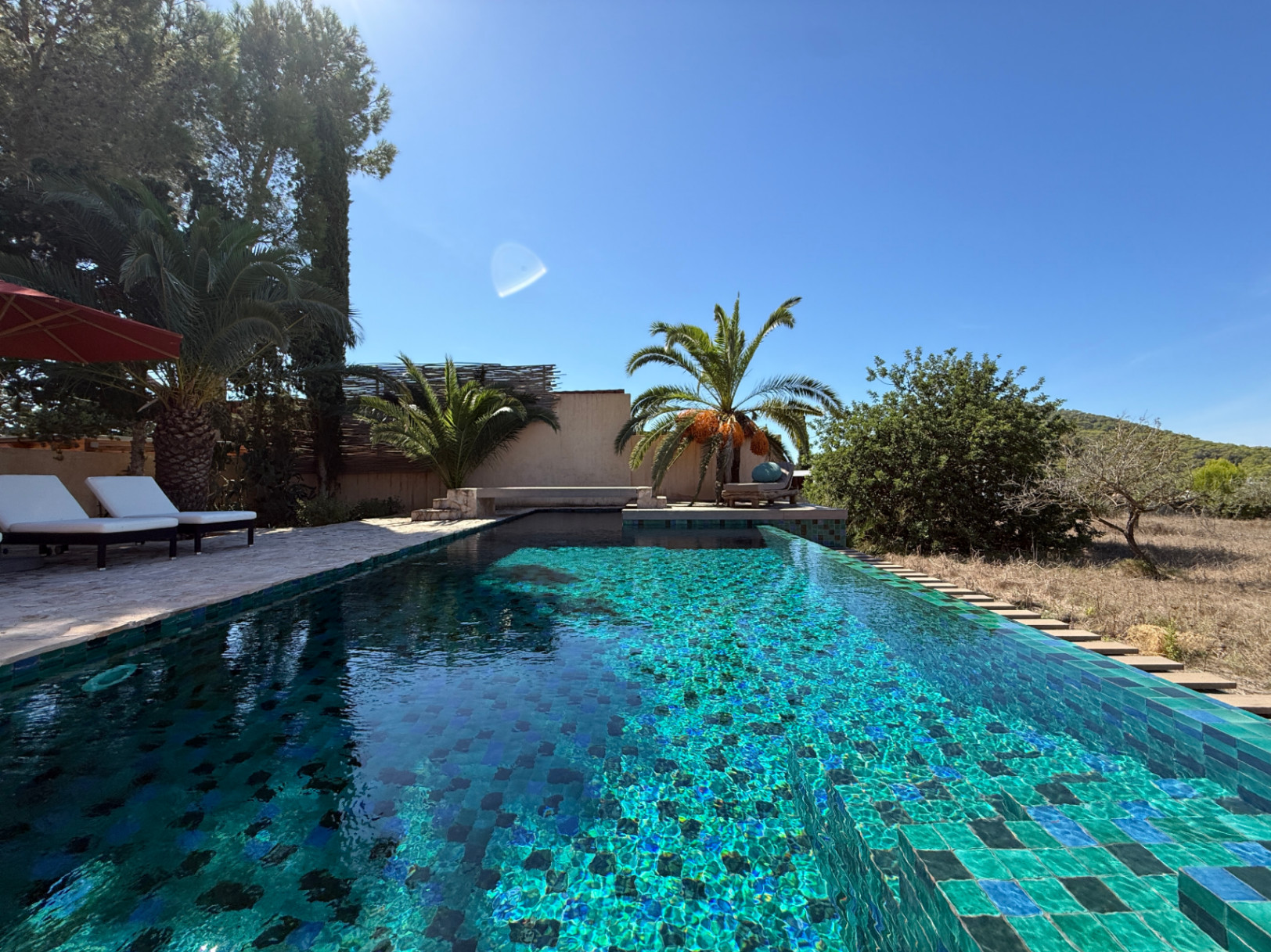 Encantadora casa con amplio jardín, piscina de agua salada y vistas al campo y al mar en Cala Jondal