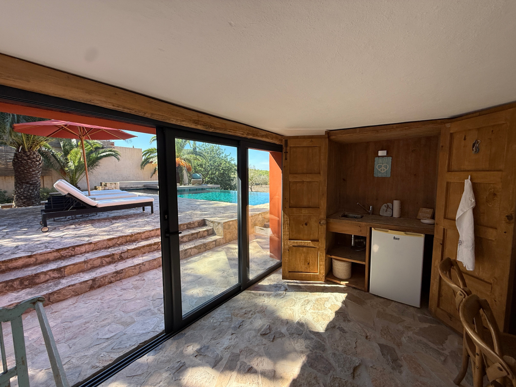 Encantadora casa con amplio jardín, piscina de agua salada y vistas al campo y al mar en Cala Jondal